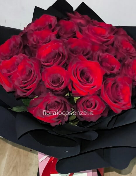 Mazzo 22 rose rosse stelo lungo